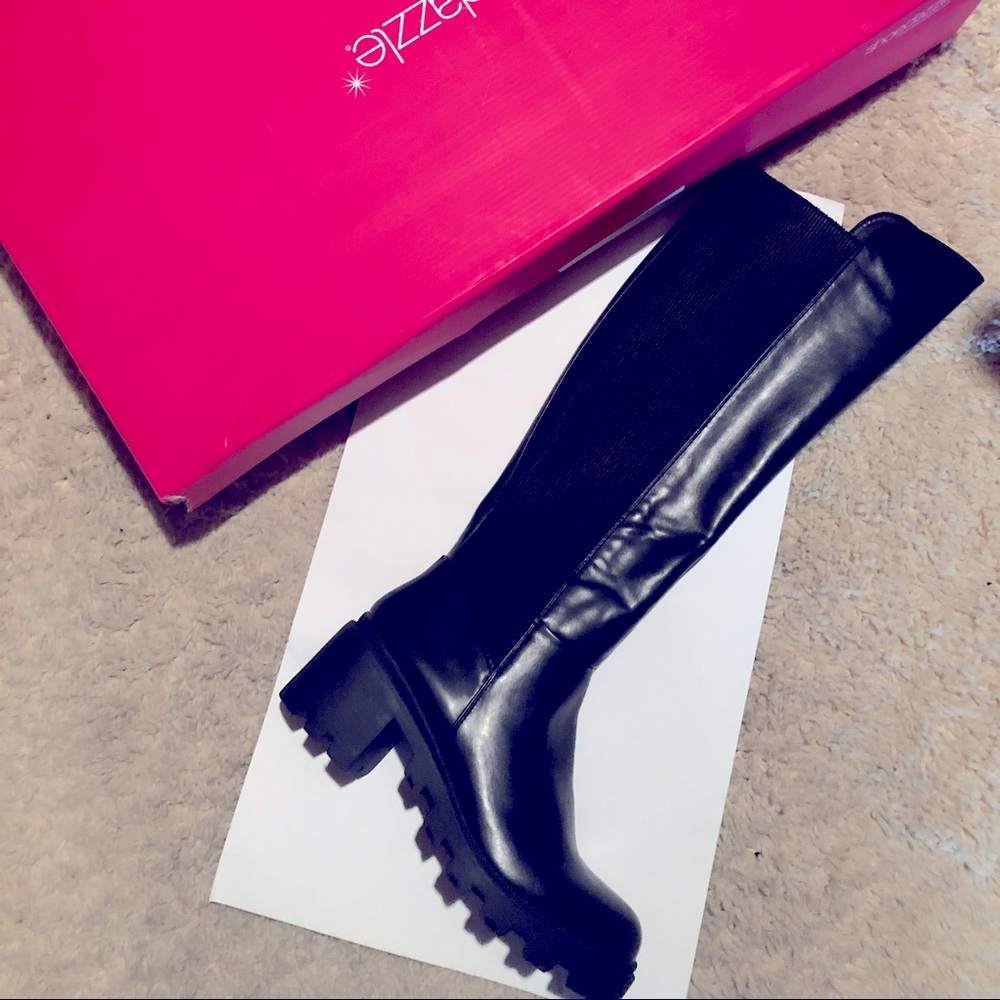 Never worn could not zip up my calf